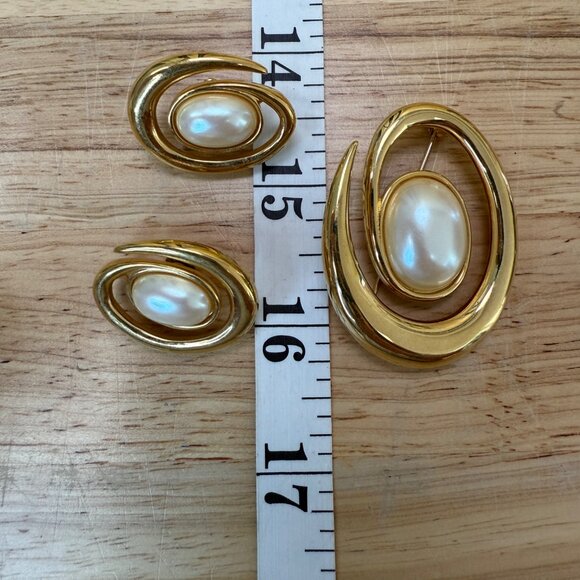 Monet Vintage Brooch & Pierced Earring Set Demi-Parure Gold Tone Faux Pearl Swir - Picture 8 of 8